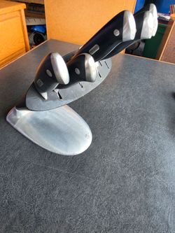 black and stainless steel knife block set with several matching kitchen knives.