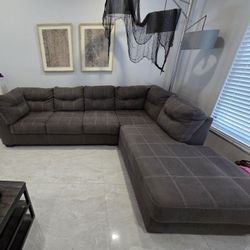 SECTIONAL COUCH 