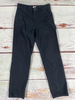 These Men’s Black H&M Pants in size 28x30 are designed for a slim fit, making them a stylish and sleek choice for any man's wardrobe. Made from a cott