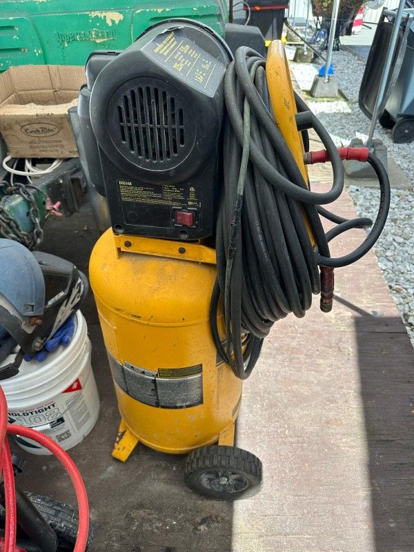 DEWALT XTREME Quiet 2 Stage 20-Gallon Portable Electric 200 PSI Vertical Air Compressor 1.6 HP