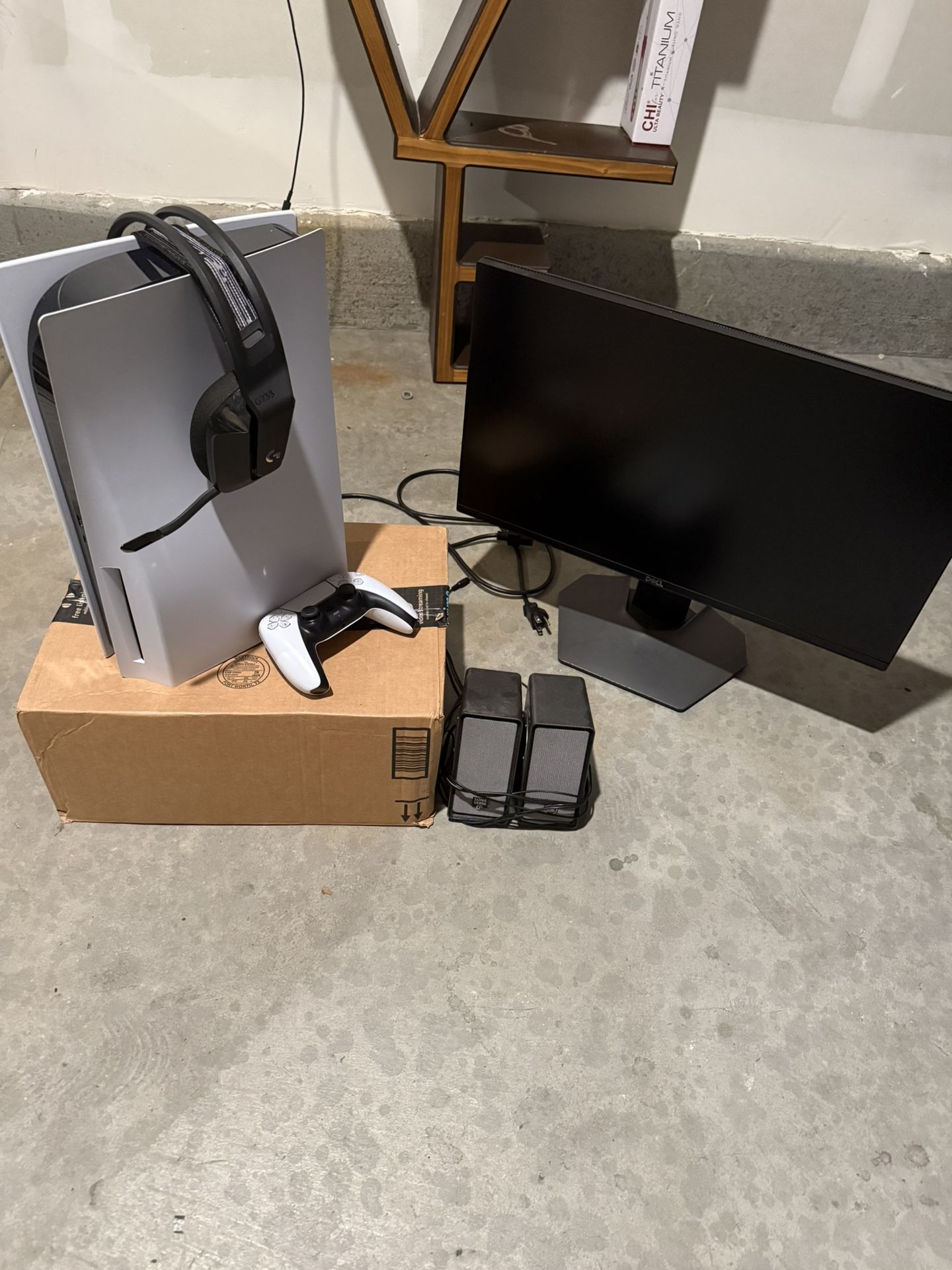ps5. Logitech headset. 1 controller. Dell monitor. $600 OR BEST OFFER