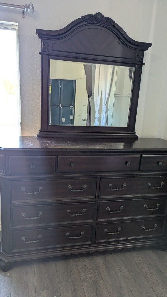 Dresser