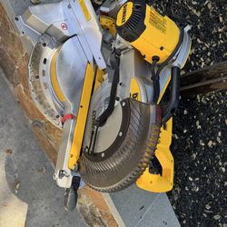 Chop Saw Dewalt 12”