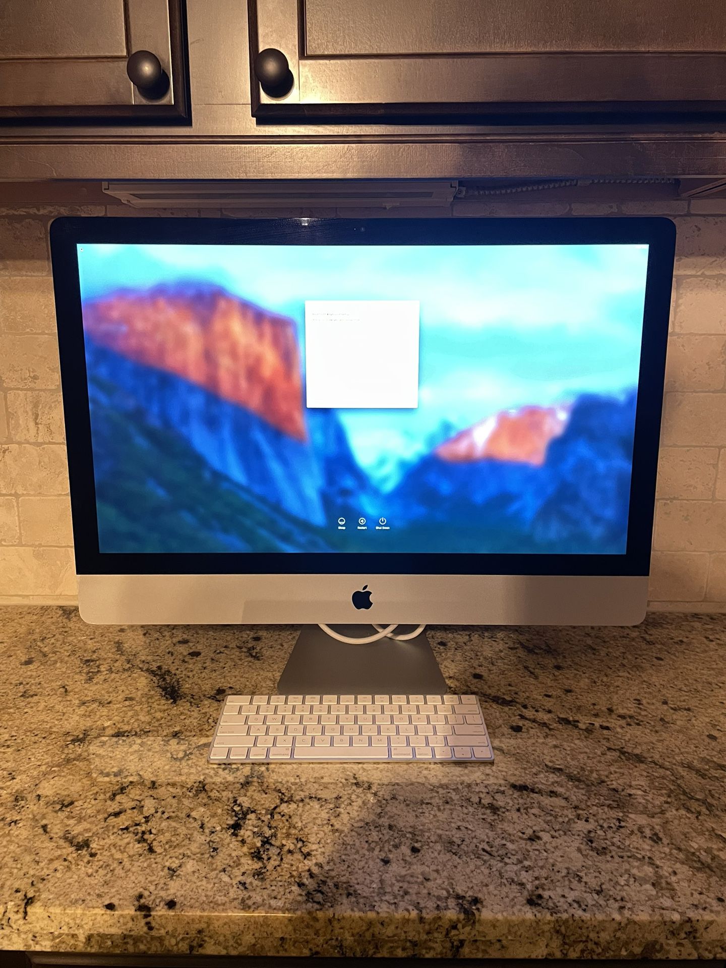 Apple iMac with Retina 4K 21.5