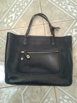 selling this Coach hand bag in good condition ( Navy blue)🤗 $25 Or BEST OFFER