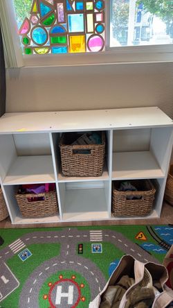 White 6 cubby bookshelf