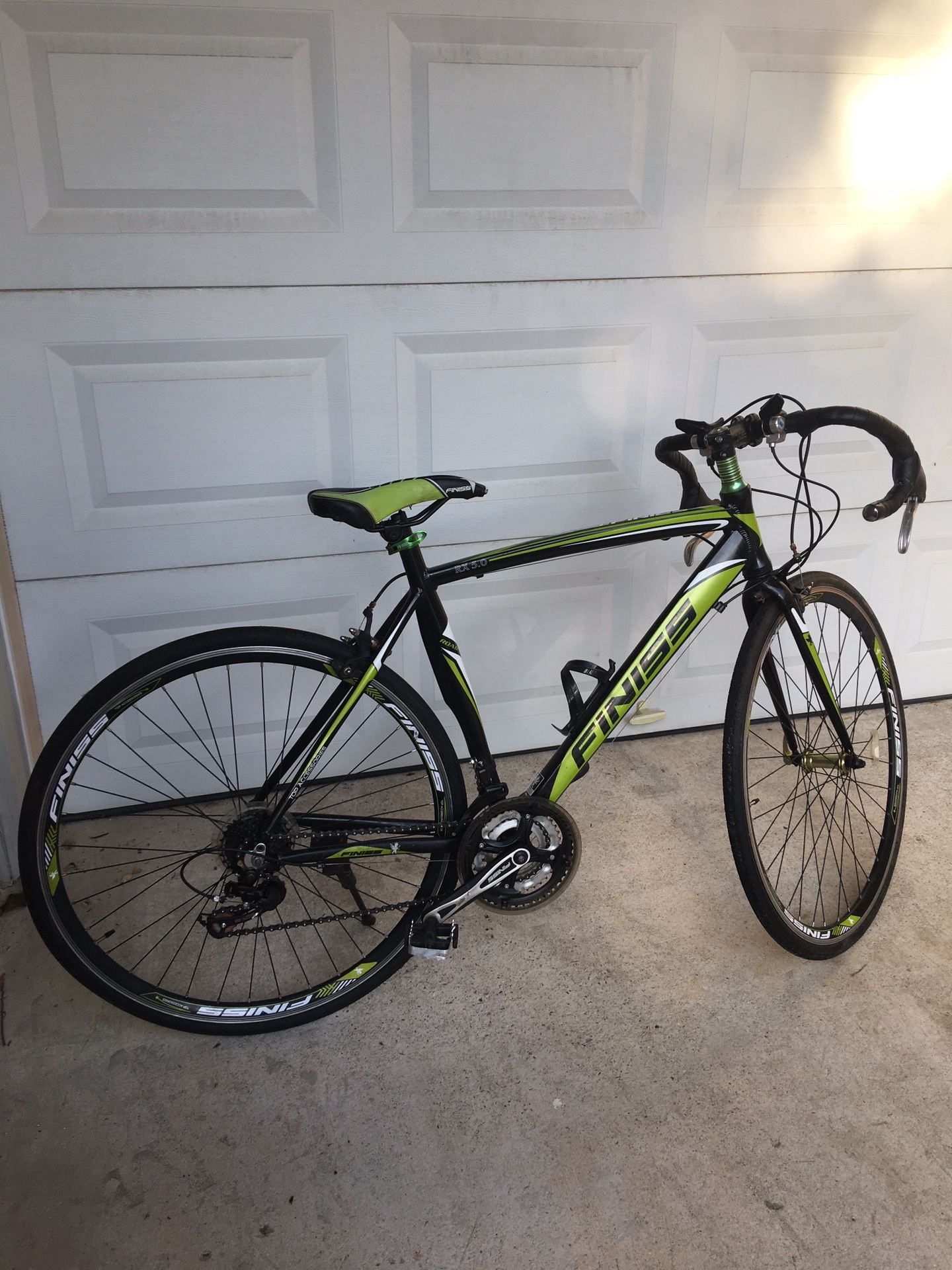 FINISS ROAD BIKE - EXCELLENT CONDITION