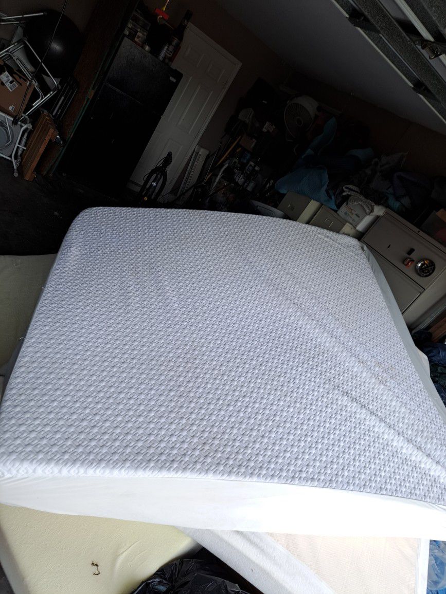 KING SIZE FOAM MATRESS IN GOOD CONDITION 