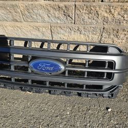Grill  Ford F150  OEM.