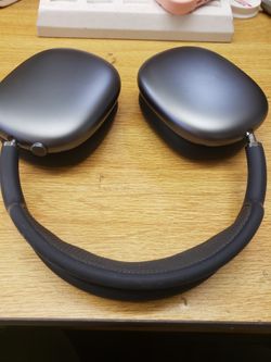 Apple Airpods Max Wireless Headphones. In Great Condition.