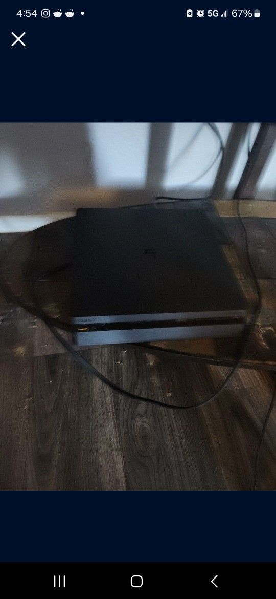MINT PS4 WITH CABLES