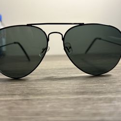 Classic Black Aviator Sunglasses - Timeless Style and Comfort