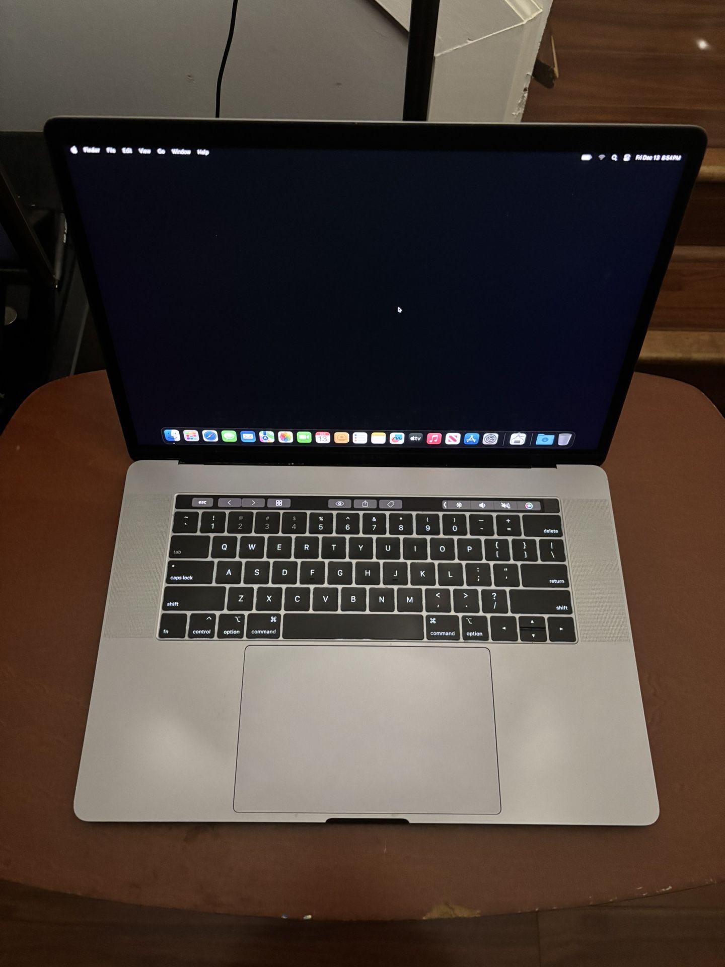 2018 MacBook Pro 15 inches 16GB 2.3GHz 512GB intel i7 6-Core 220 Count Battery
