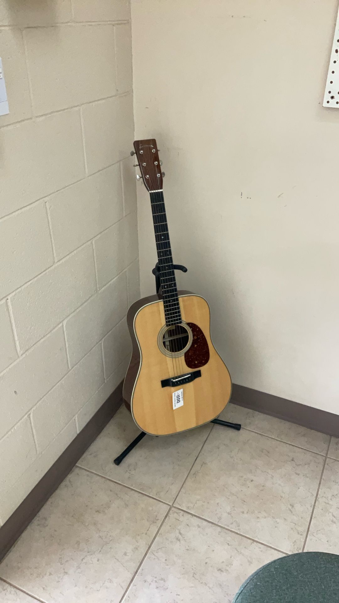EASTMAN E8D-TC ACOUSTIC GUITAR.