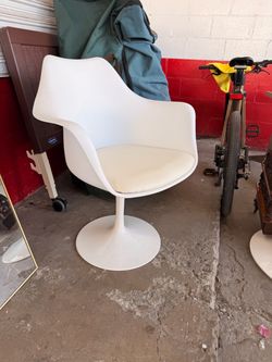 Modern style swivel chair