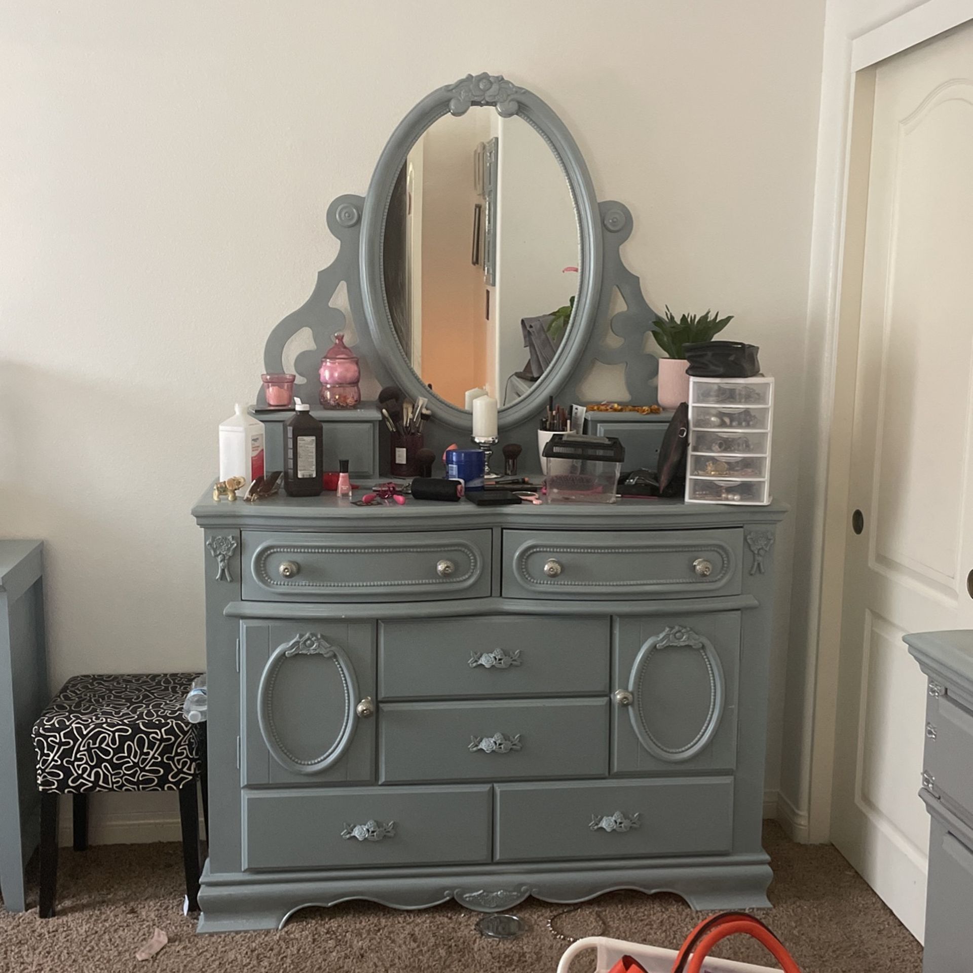 Dresser With Mirror 