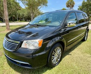 Low mileage CHRYSLER TOWN AND COUNTRY
