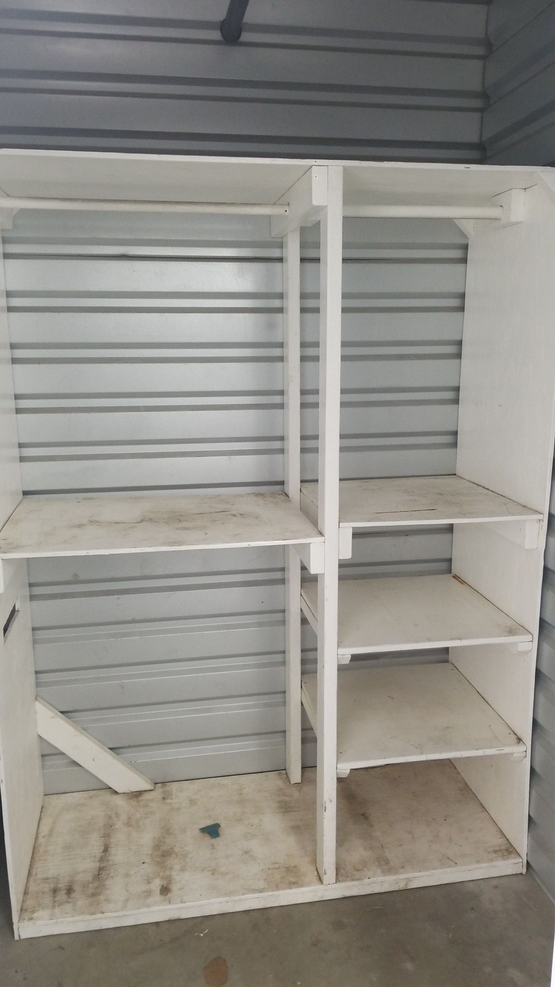 Portable closet with shelves
