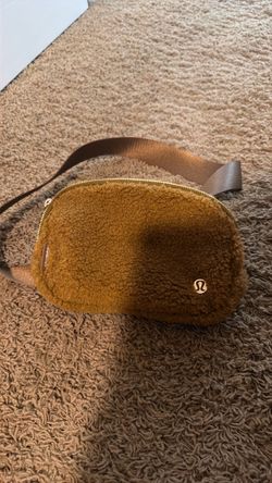 Lululemon Sherpa Fanny pack