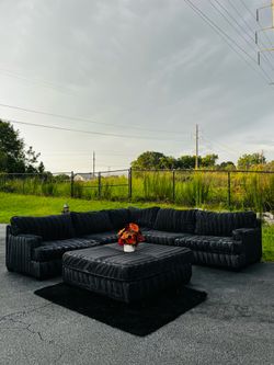 Free Delivery 🚚 Black Sectional Couch