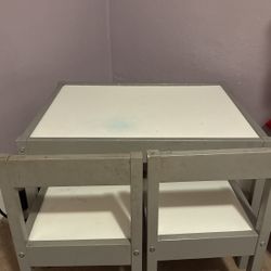Kid Table +  2 Chairs 