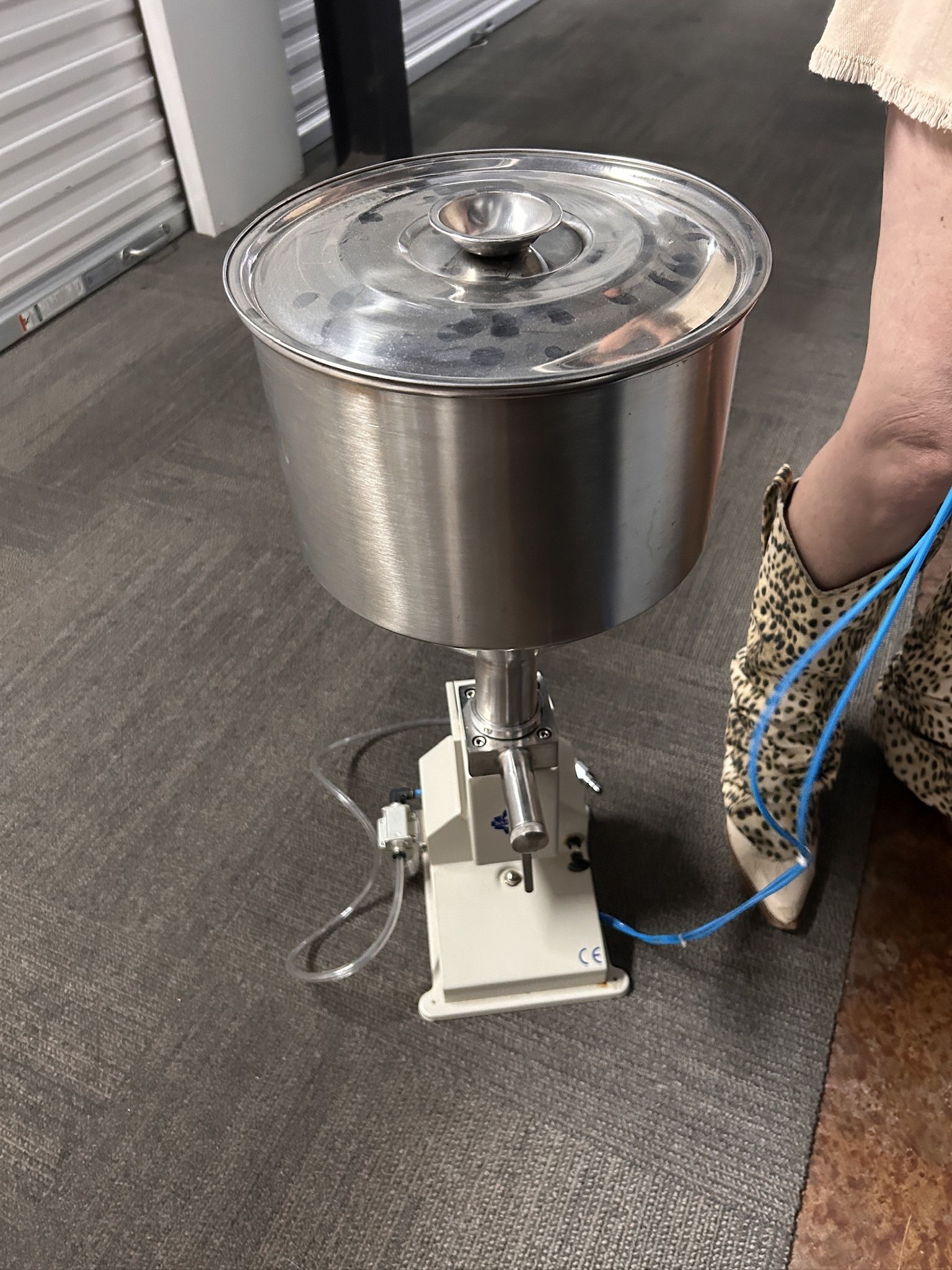 pneumatic liquid filling machine