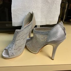 GORGEOUS DE BLOSSOM SILVER LACE & RHINESTONE DRESS SHOES size 7 1/2. WORN ONCE