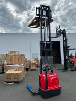 🔋 BRAND NEW fully electric forklift pallet truck / stacker for warehouses