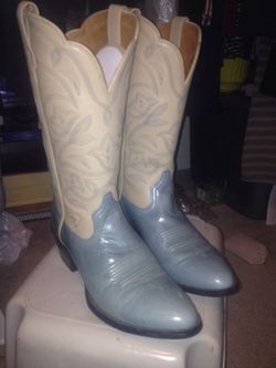 Ariat ladies western boots. 8.5 size