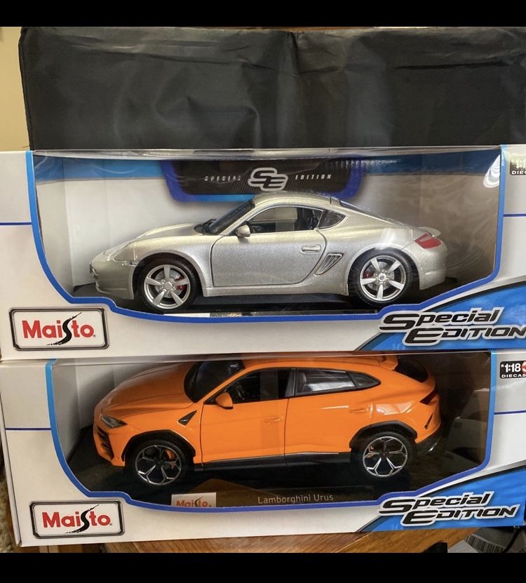 Lot of (2) 1:18 diecast cars Lamborghini Urus 1:18 Special Edition