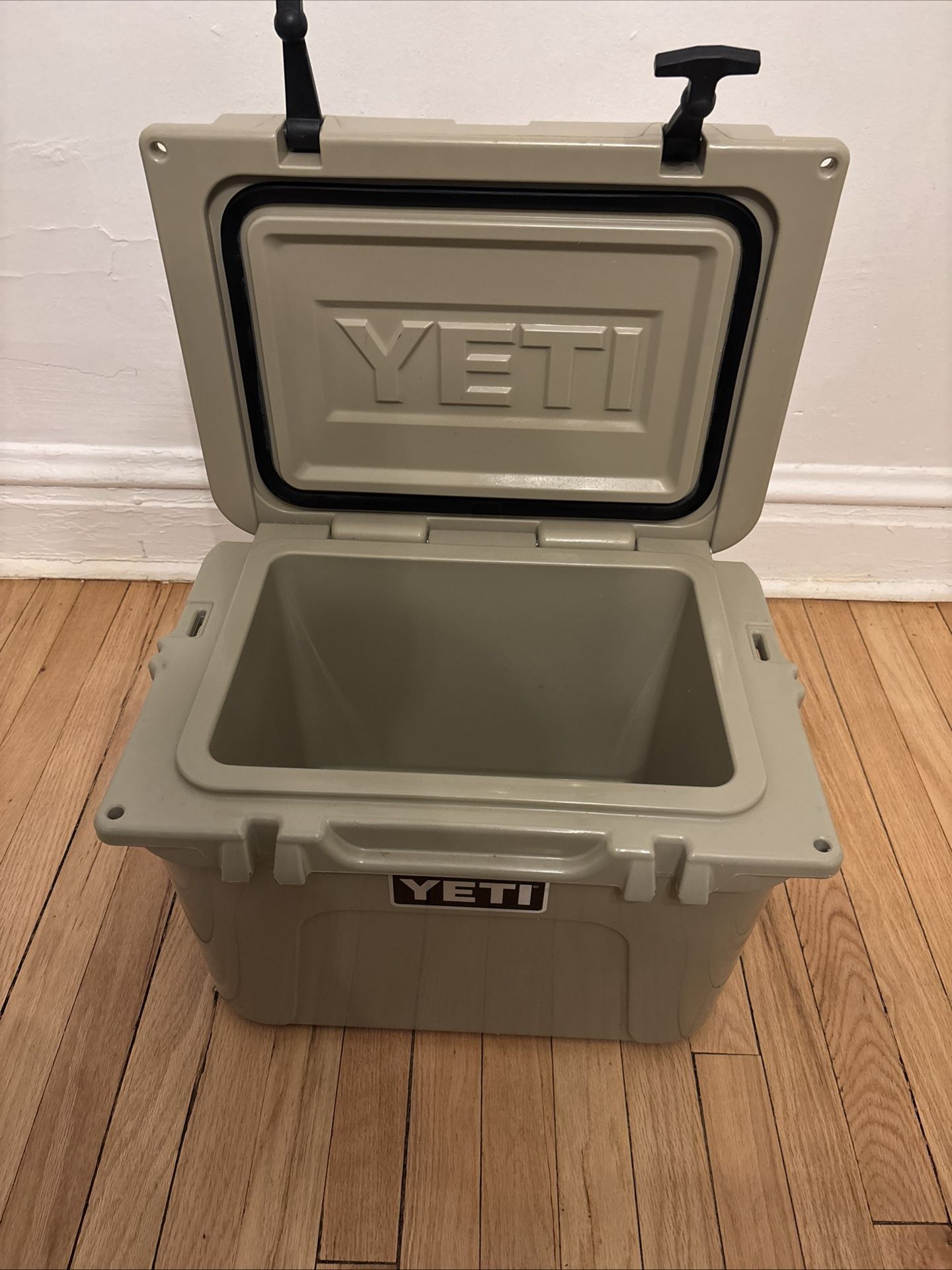 Yeti Cooler Tan Roadie 20 Hard Shell Insulated Ice Chest With Metal Handle