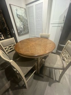 DINNING TABLE AND CHAIRS FOR SALE !!!