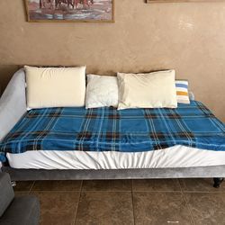 Twin day bed with mattress