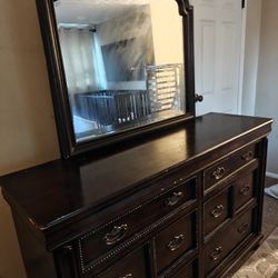 Dresser With Mirror 