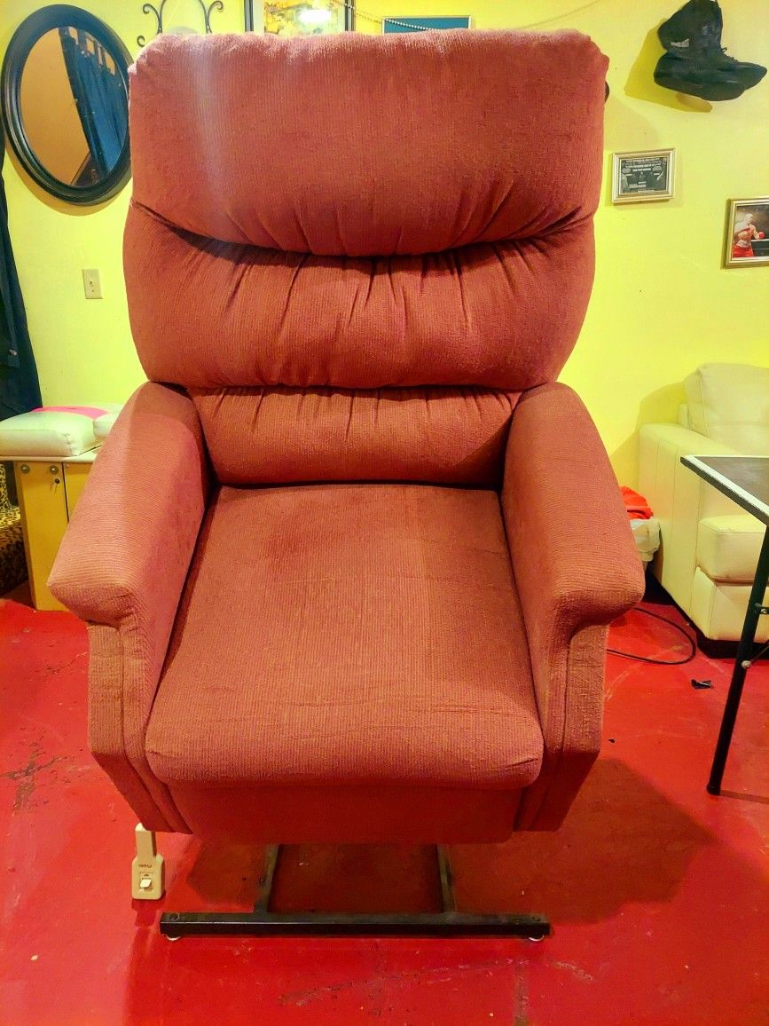 PRIDE LIFT CHAIR Excellent Condition Paid Over 1200 Very