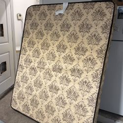 barely used queen mattress 