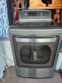 LG electric dryer in good condition// works perfectly