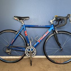 Pristine Trek Alpha SL 2500 – Mint Condition & Rare Blue/Red Colorway