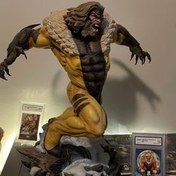 Sabretooth Premium Format 1/4 Statue With Graded Cards 