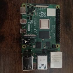 Raspberry Pi 4 Model B (4 GB) + 32 GB MicroSD + Black CanaKit Case