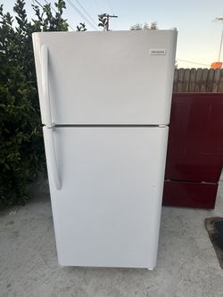 White Frigidaire Apt Size Fridge We Deliver And Install🚚👨🏻‍🔧