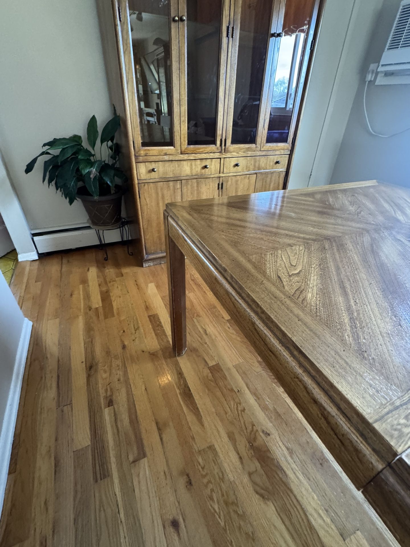 Elegant Wood Dining Table with Leaves + Matching Lighted China Cabinet β Great Condition