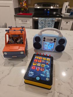 BLUEY DANCE MODE, LEAP FROG LEARN TOY, JEEP WITH CHARACTERS SEE DESCRIPTION