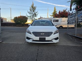 🚘 2017 Hyundai Sonata
Looking for a reliable and comfortable sedan? This 2017 Hyundai Sonata is a great option for daily driving, commuting, or a fi