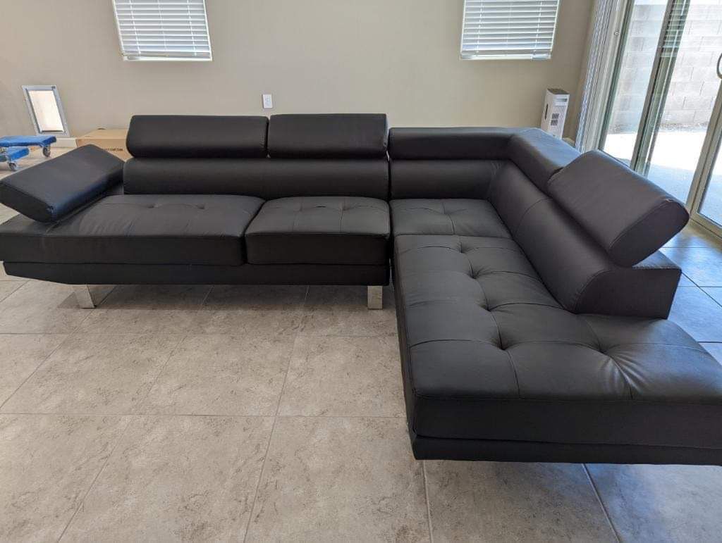 New Black Sectional Couch ! Free Delivery 🚚 ! Financing Available  !