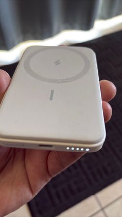 Anker 621 magnetic portable charger.
