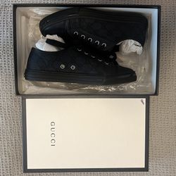 WOMANS GUCCI SNEAKERS (NEW NEVER WORN)