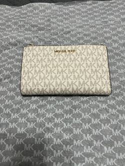 *{ NEW }* ~ Michael Kors Wallet