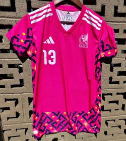Pink Ochoa goalie