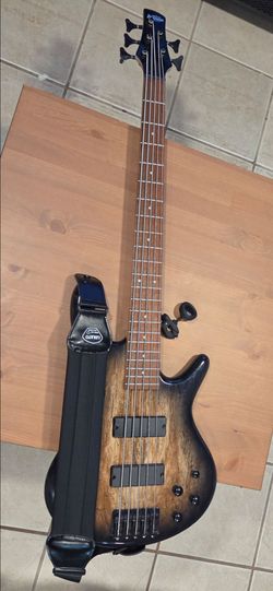 Ibanez 5-string bass + Amp